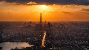 Solnedgång över storstad