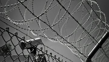 Fängelsestängsel med kamera